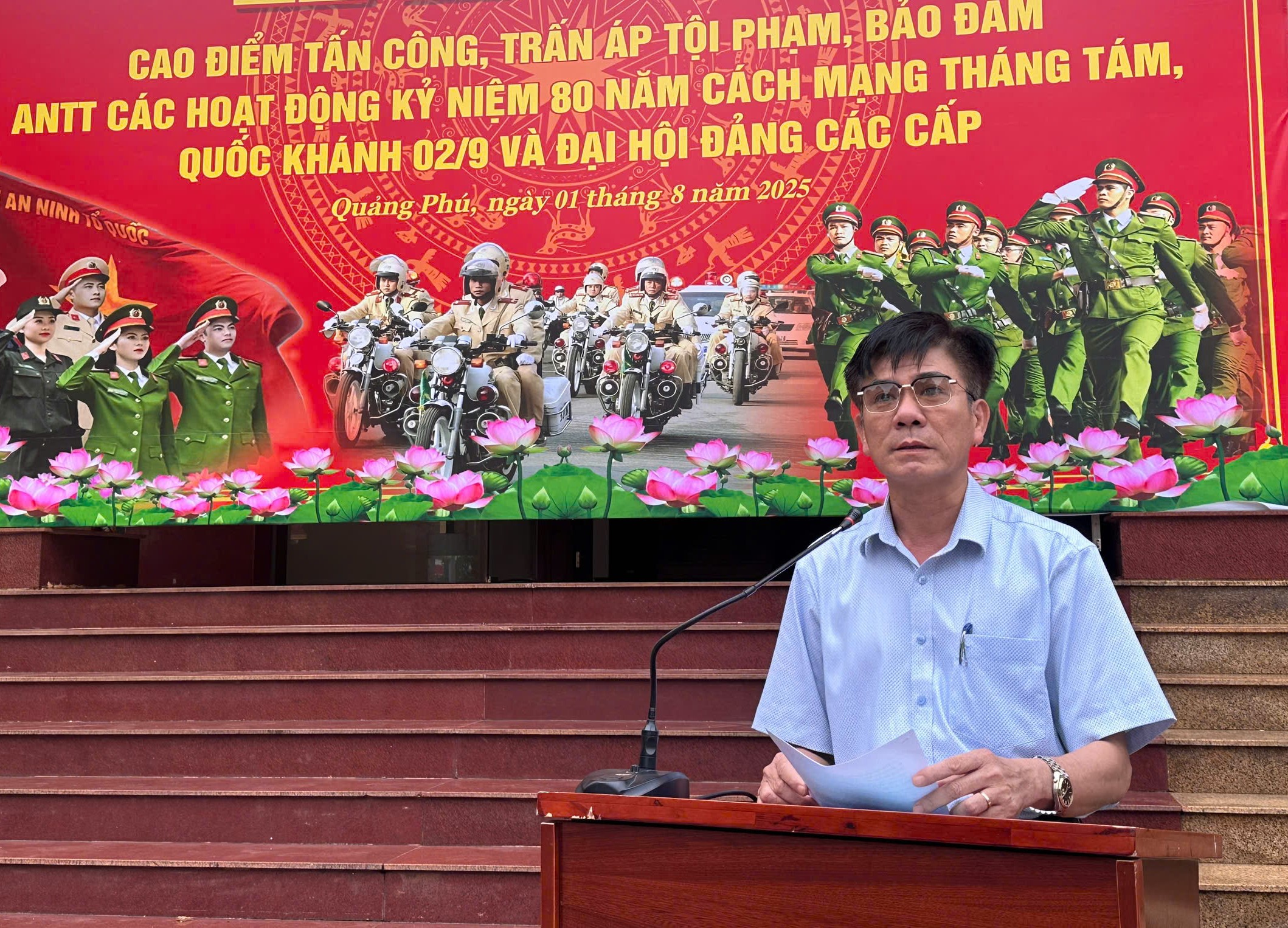 Đồng chí Nguyễn Công Văn, Phó Bí thư, Chủ tịch UBND xã phát biểu trong buổi lễ